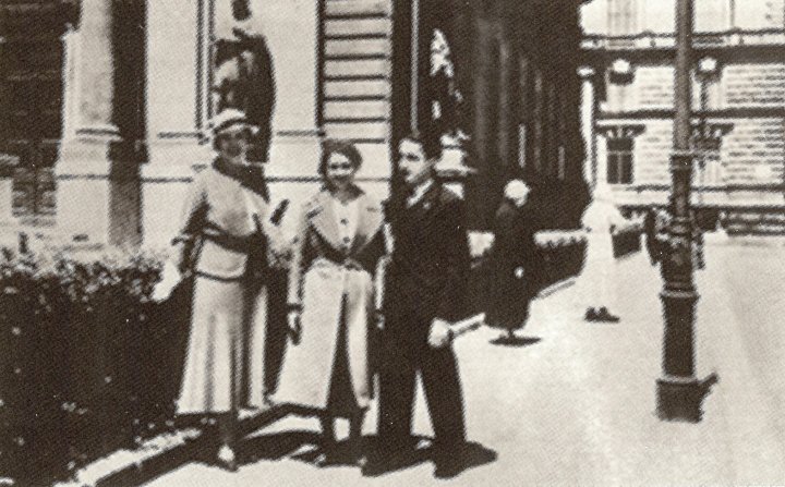 with his teacher Florica Musicescu and his fellow pupil Maria Fotino in Vienna, 1933